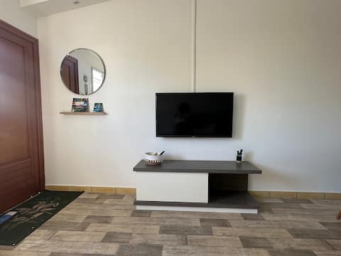 Successful Airbnb property: Charming 2-bedroom with pool facing the lagoon in Saint Paul