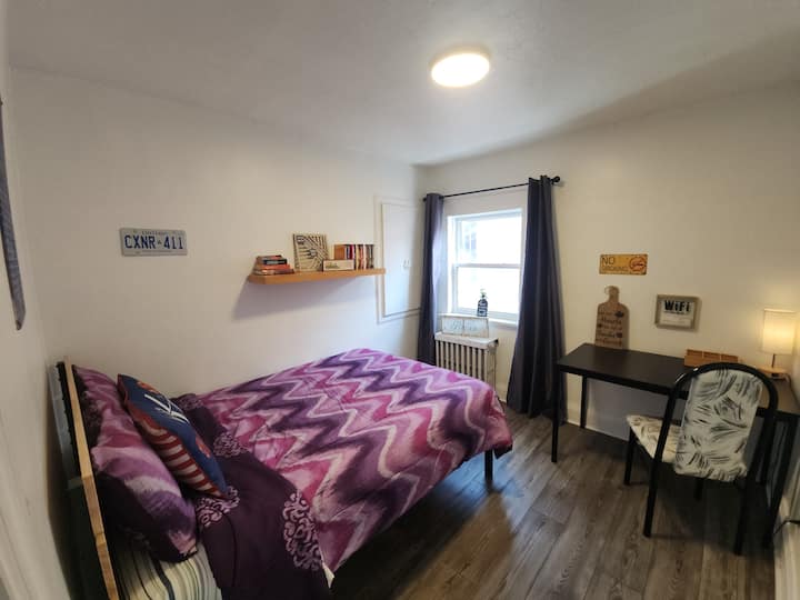 Fine/clean/quiet Room, 10-min Walk To Subway - Toronto