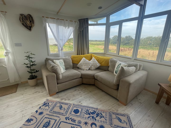 Dod Adref 4-6pp Renovated Caravan (+Van Life Stay) - Pembrokeshire