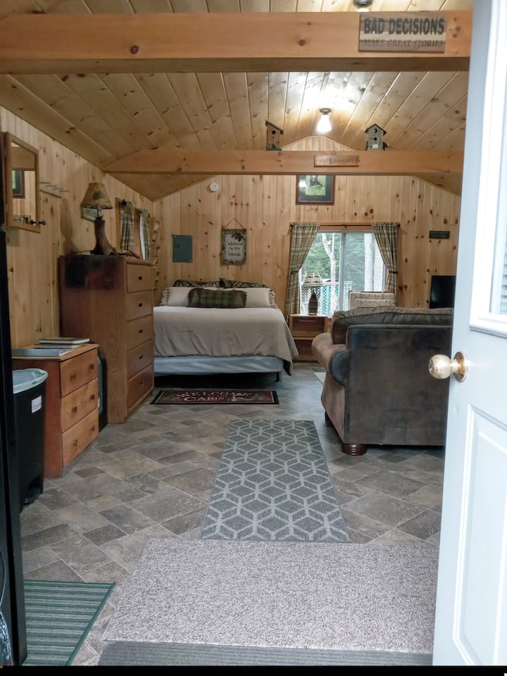 Მთავარი შესასვლელი ხის სახლის შიდა ხედით