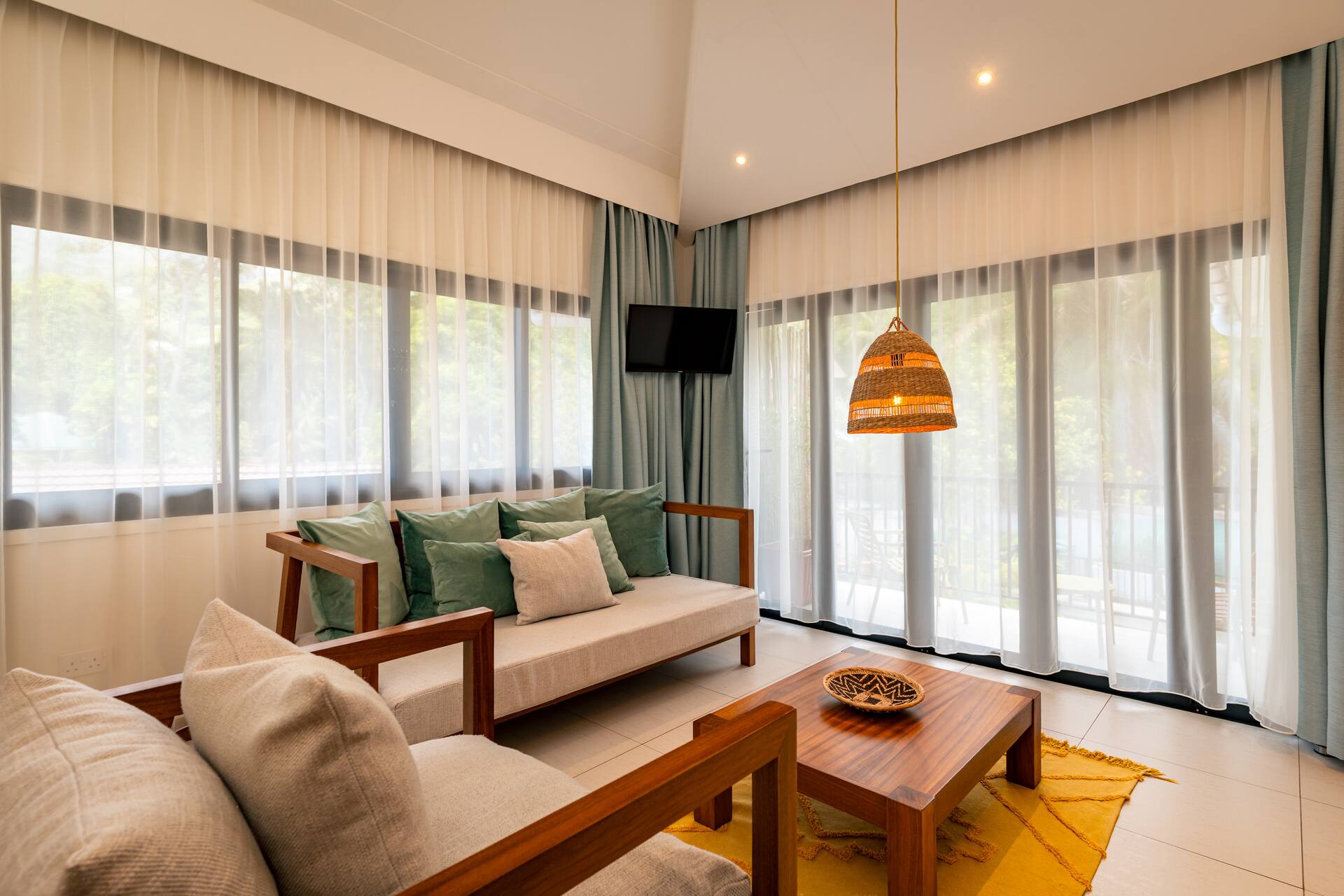Lodoicea Apartments - Family Apartment with Pool