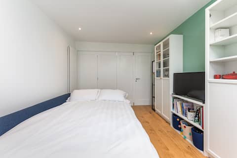 Top performing Airbnb: 20 mins walk to city, Ground Flr Flat, Parking, EV in Canterbury