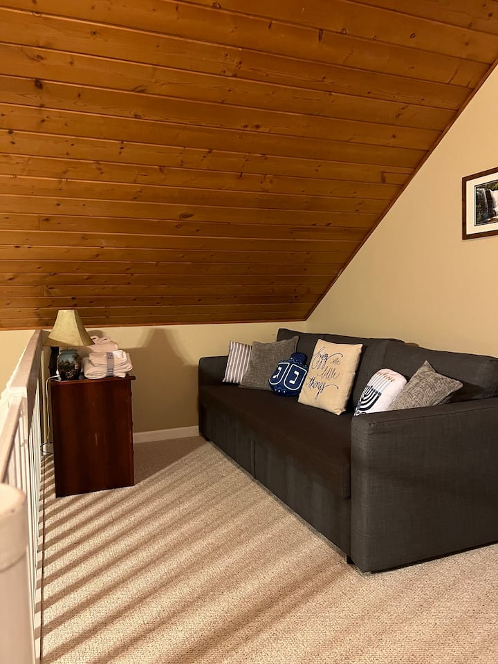 Podkrovie na 2. poschodí má plne vysúvaciu futonovú posteľ na extra priestor na spanie alebo dodatočný priestor na posedenie.