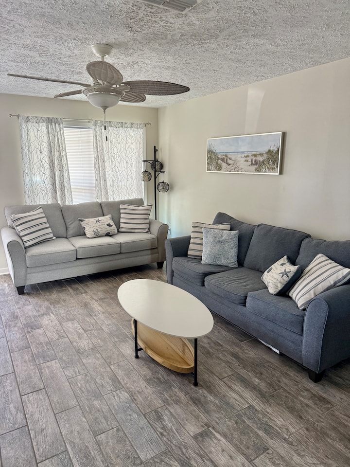 Quaint Beach 2-bedroom Townhome - Mexico Beach, FL