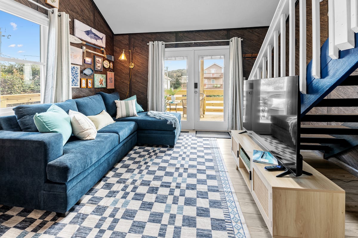 Sectional and smart TV by the French doors