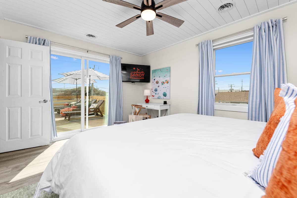 King en-suite bedroom