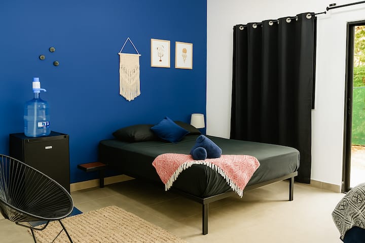 Belle suite dans la jungle avec climatisation et télévision, idéale pour deux ou trois voyageurs. Elle dispose d'un lit queen, d'un lit simple, d'une salle de bain privée et d'une cuisine extérieure entourée par la nature.