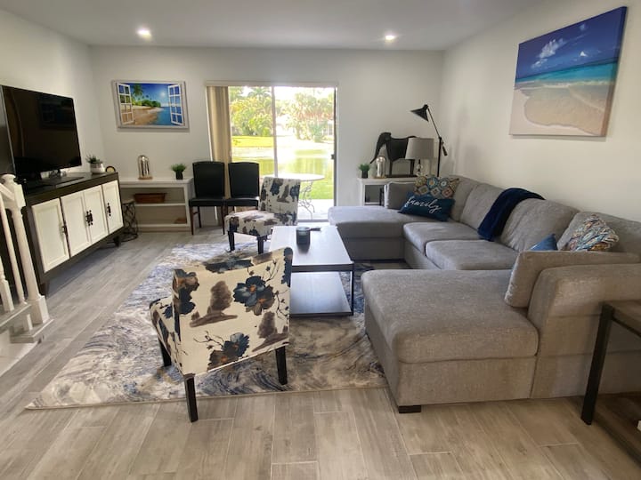Prime Location, Townhouse In Tennis Academy - Naples, FL
