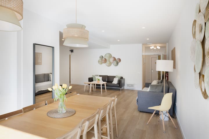 Spacious & Bright 4-Room Apartment in BCN Center