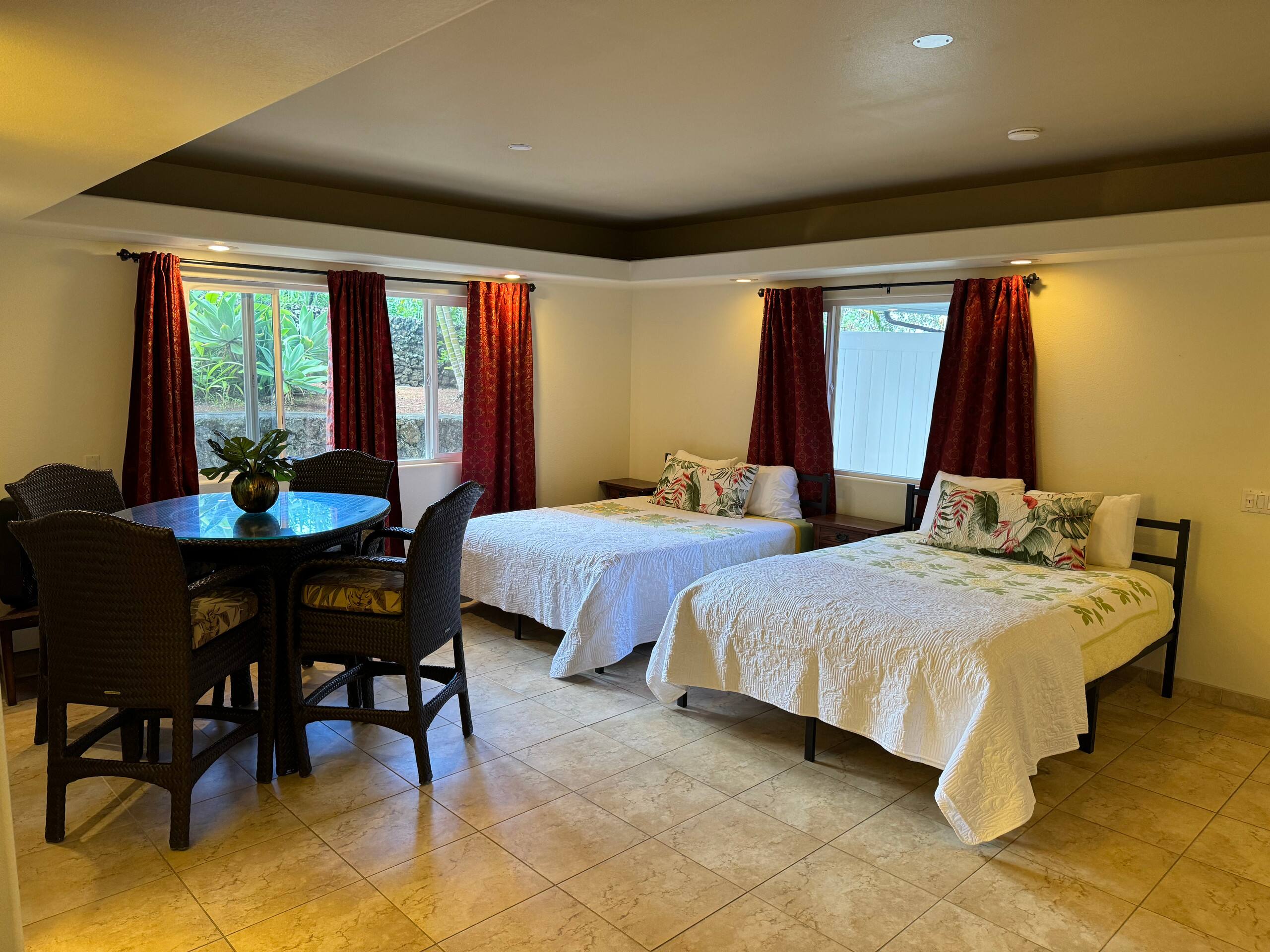 Guesthouse in Kailua-Kona · ★4.86 · 2 bedrooms · 4 beds · 2 private baths - Image 1