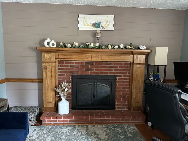 ¡Disfruta de la sala de lectura/oficina de la chimenea de gas que conduce al patio trasero y al jacuzzi! 