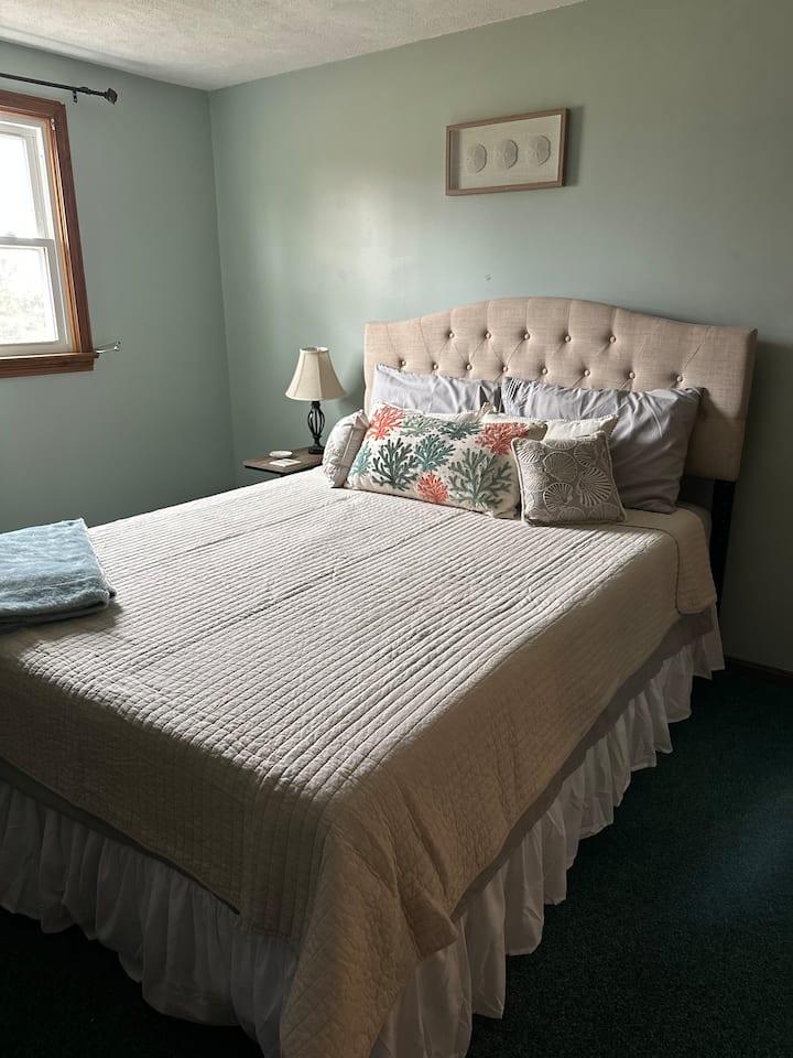 Este es un colchón completamente nuevo Nest Memory Foam. Esta habitación ahora también tiene su propia televisión de nuevo. 