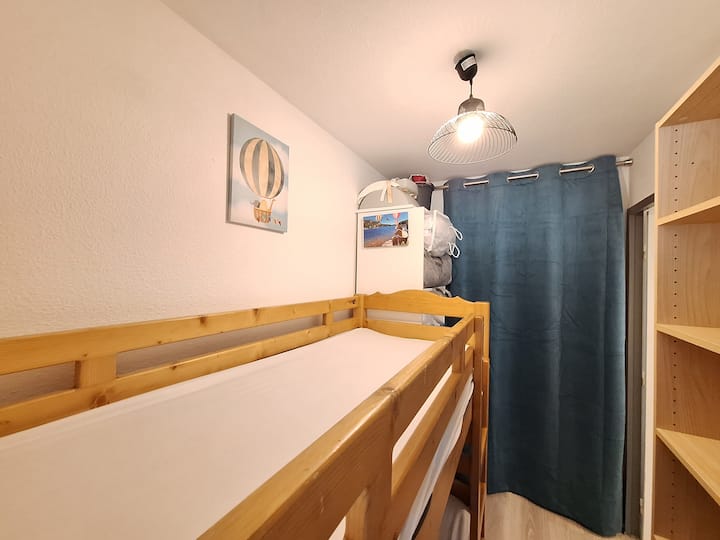 Cabine enfants avec porte fermée : lits superposés confortables, fenêtre lumineuse, grand rangement et surtout une vraie porte pour offrir aux enfants un espace calme pendant que les parents profitent tranquillement.