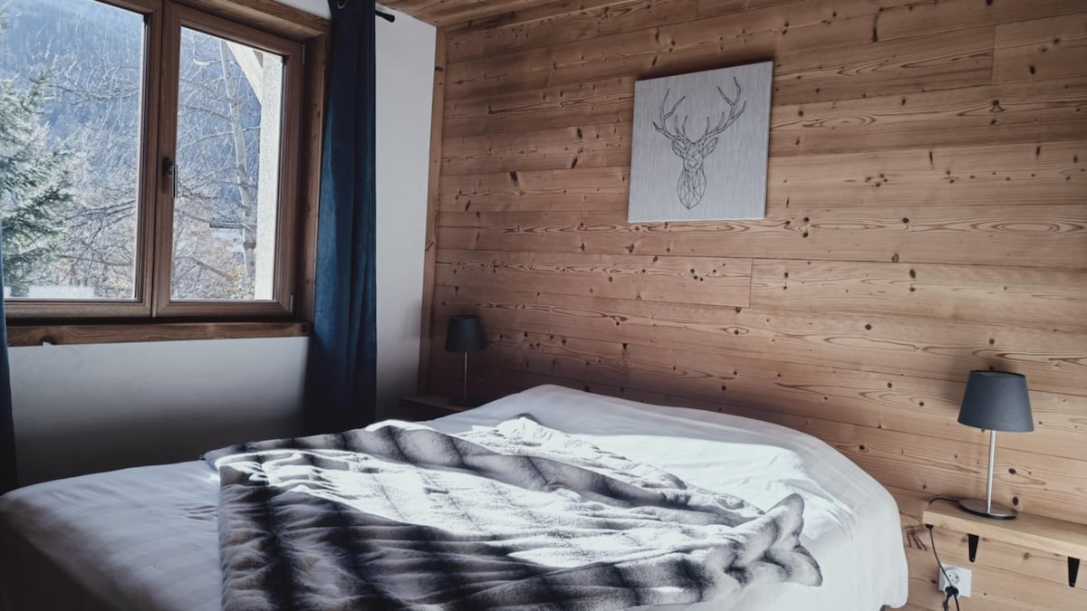 ¡Una cama tamaño queen (160 cm) de calidad hotelera, con vistas a las montañas! 