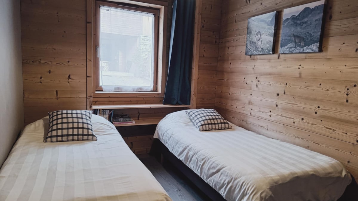 Una habitación óptima con 2 camas de 90x200 cm para garantizar un buen sueño. Hay libros disponibles.