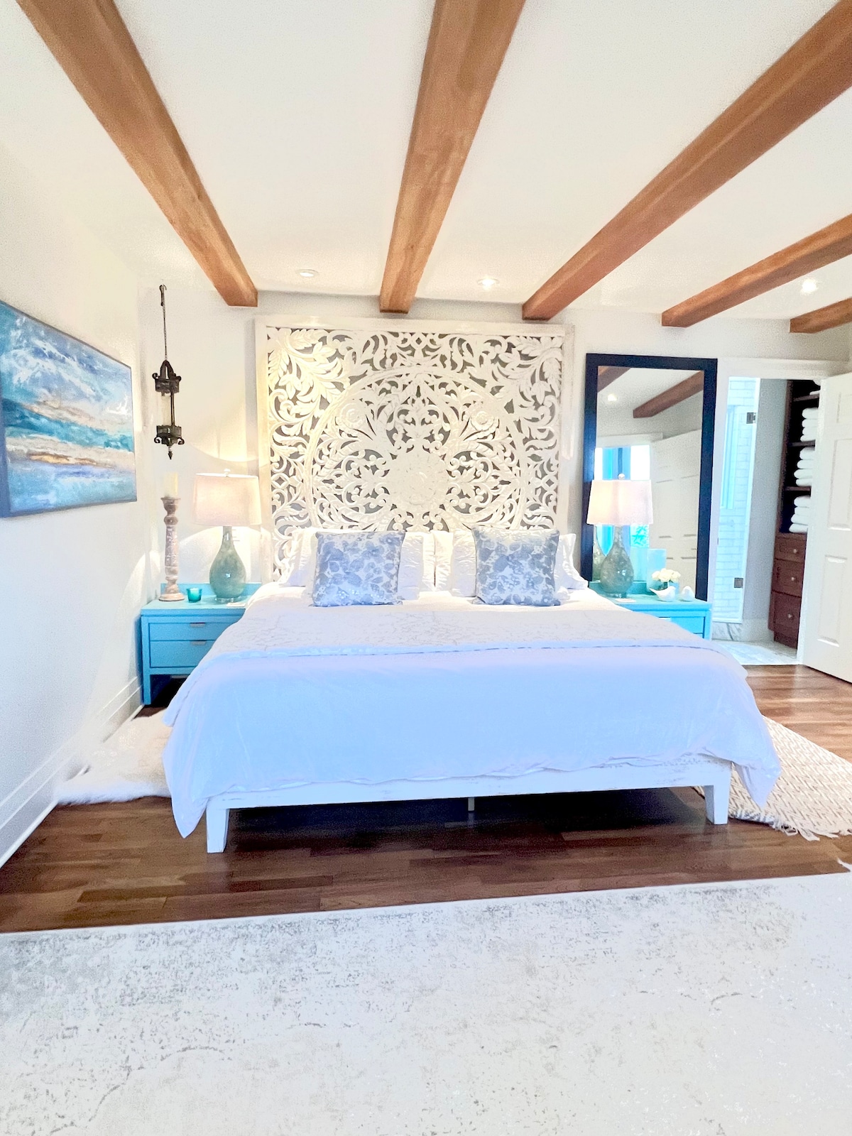 หัวเตียงโบฮีเมียนแกะสลักด้วยมือที่งดงาม ที่นอนหรูหรา พร้อมวิวทะเลแบบพาโนรามาจากเตียงและพื้นที่นั่งเล่น