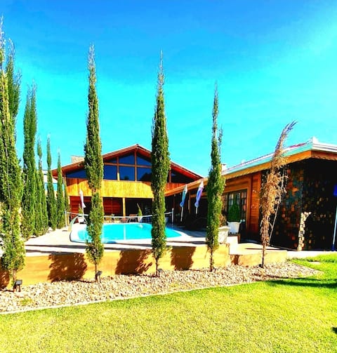 VIP house:jacuzzi,pool,22 people,near the sea