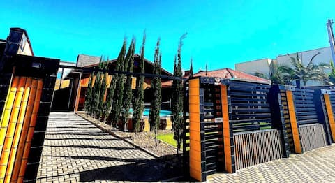 VIP house:jacuzzi,pool,22 people,near the sea