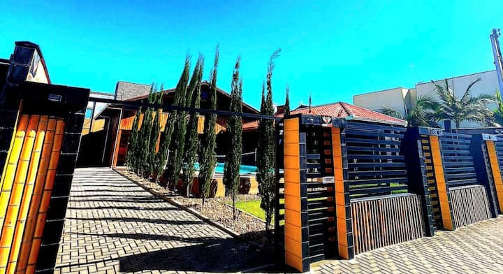 VIP house:jacuzzi,pool,22 people,near the sea
