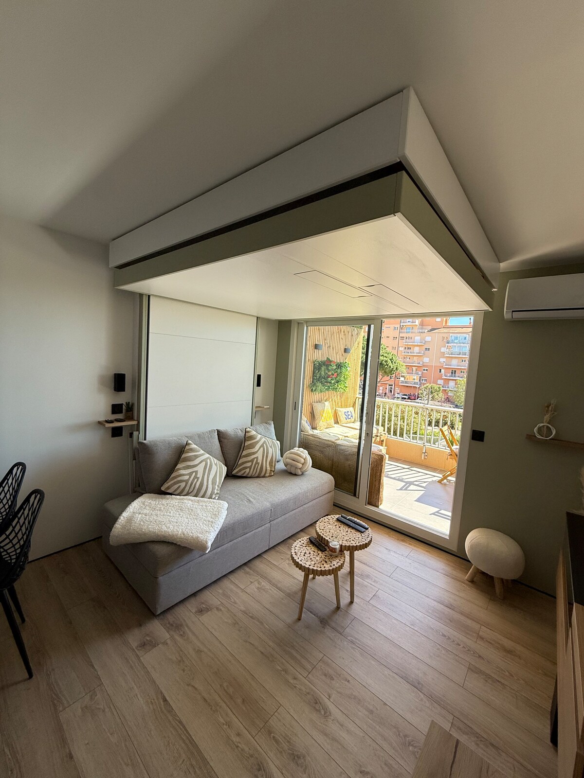 Top Airbnb: Air-conditioned design studio, harbor & sea view, parking in Hyères