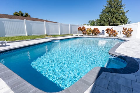 Huge pool & Lakeview home | 5 Min Universal