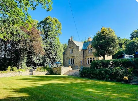 Exclusive House - 10 mins from Newcastle sleeps 18