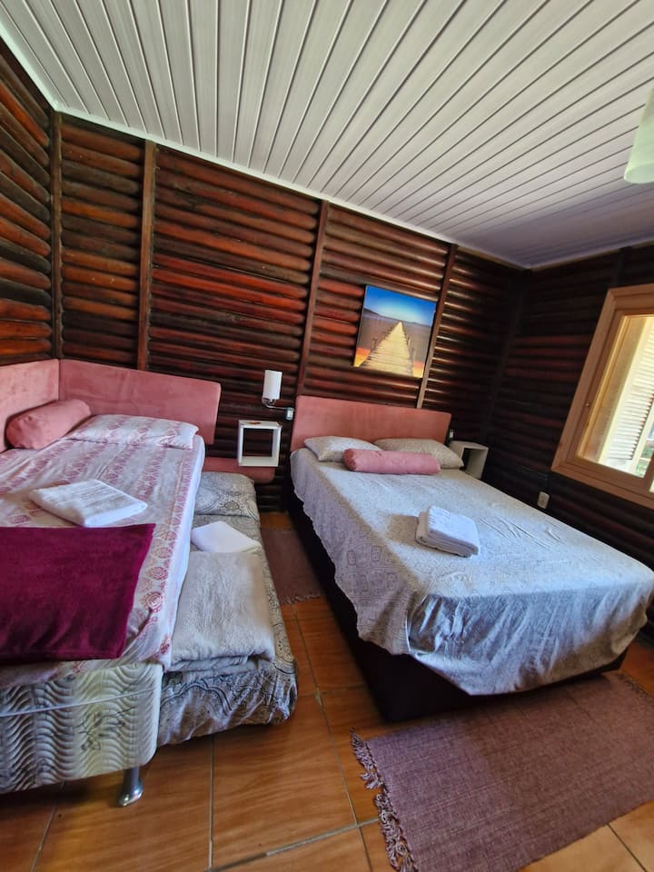 1 пар + 2 единечни - вклучени се постелнина за кревет и бања. Достапен е прибор за хигиена во бањите.
Изводи, по 1 во секоја табла. 