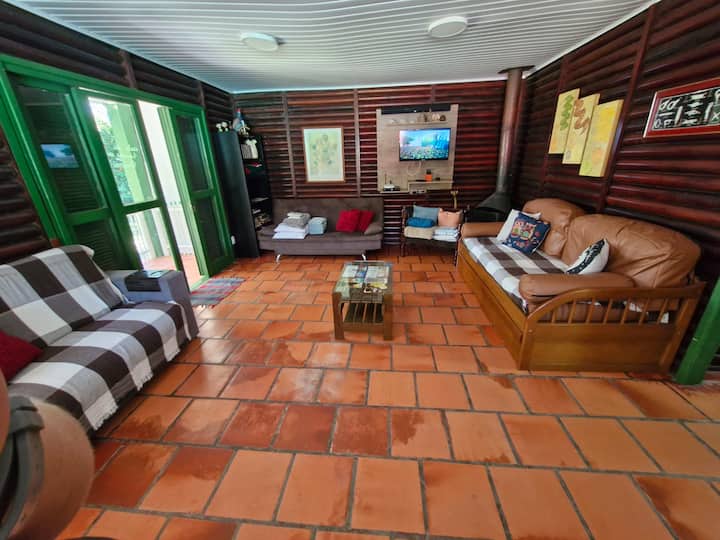 Во 2025 година има 3 кауча и еден флерт, два кауча; 1 брачен и еден со два единечни кревета. 