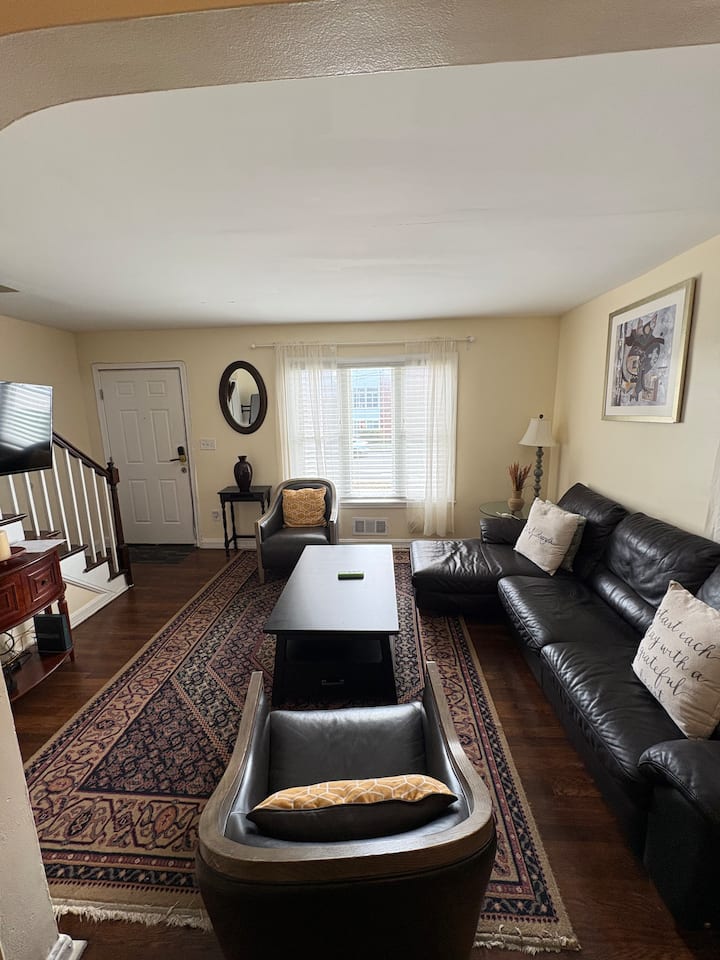 Spacious 3 Bedroom 2 Bath House With Free Parking - Silver Spring, MD