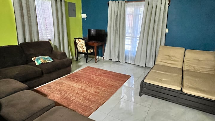 Cheerful 3 Bedroom Home, Free Wi-fi And Parking! - Belmopan