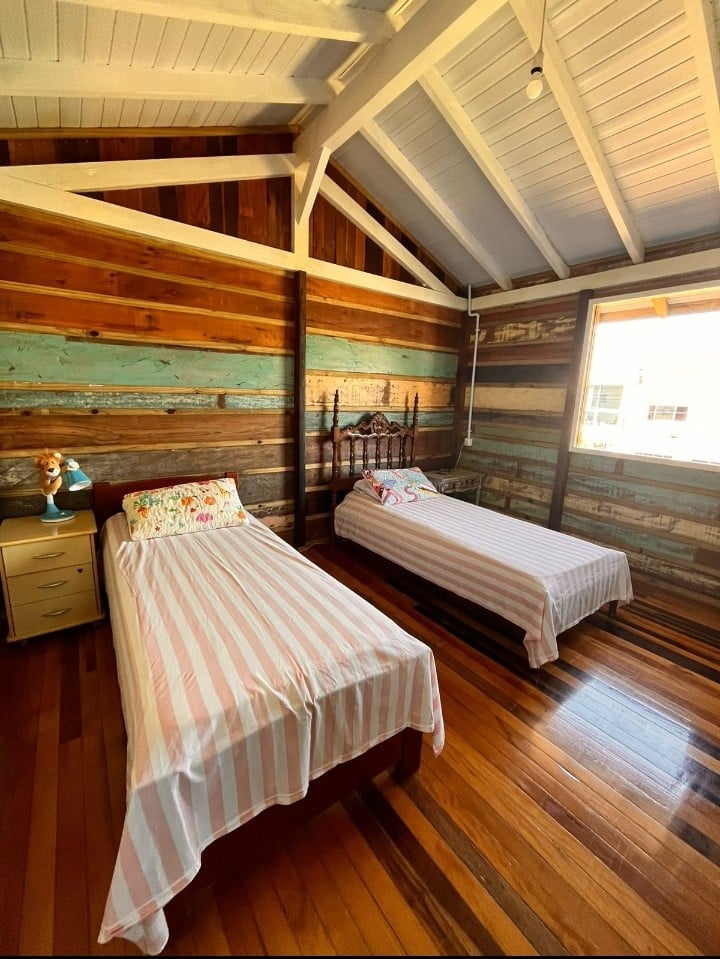 2 krevate tek dhe një krevat ndihmës.