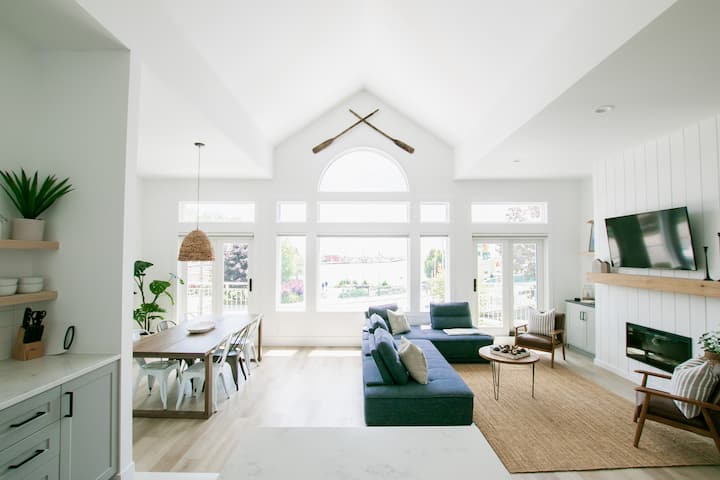 Stunning harbour front suite w/ exceptional views.