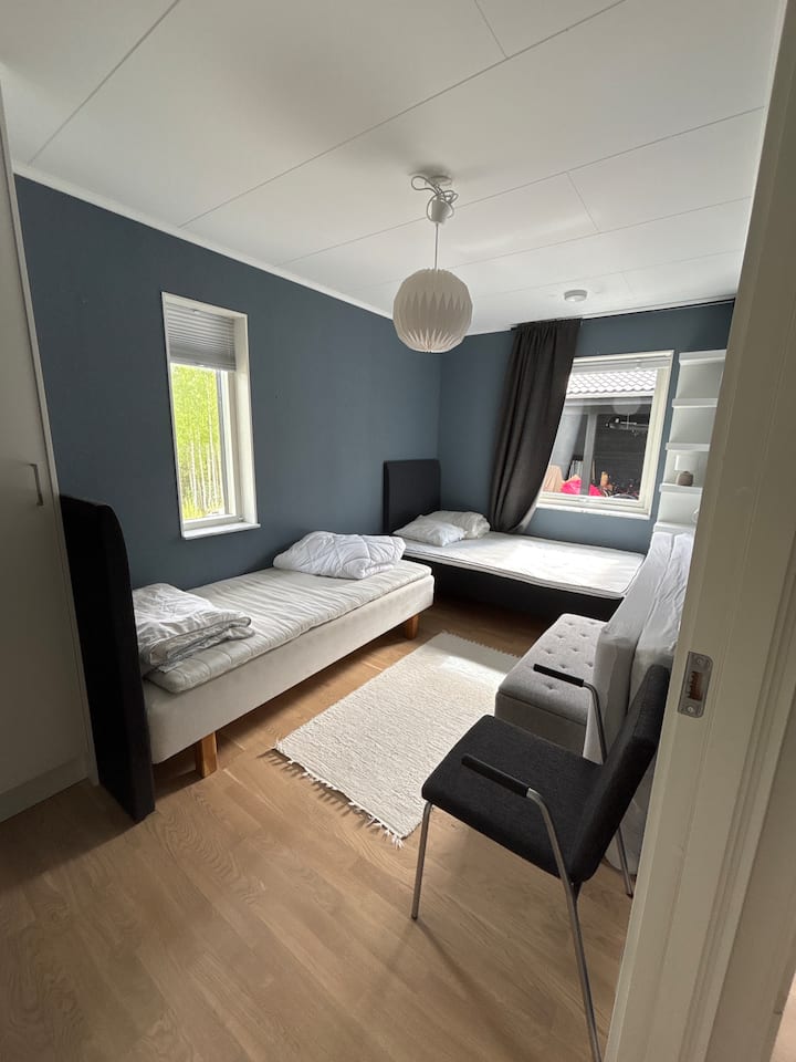 2 odvojena kreveta u sobi. Dimenzije kreveta:
•120x200 cm
•105x200 cm

Tu su i madraci od pjene dimenzija 80 x 200 cm koji se mogu postaviti na pod.