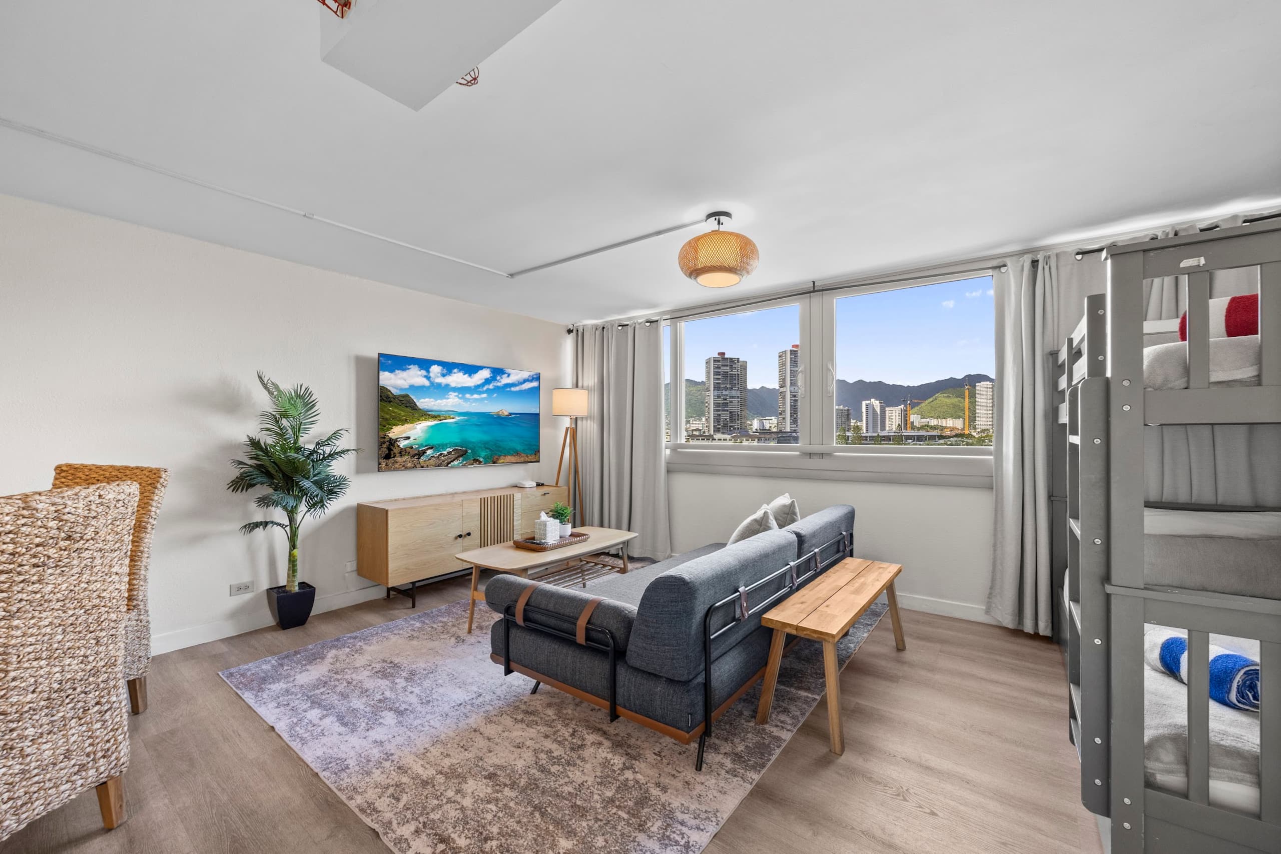 Condo in Honolulu · ★4.83 · 1 bedroom · 4 beds · 1 private bath - Image 2
