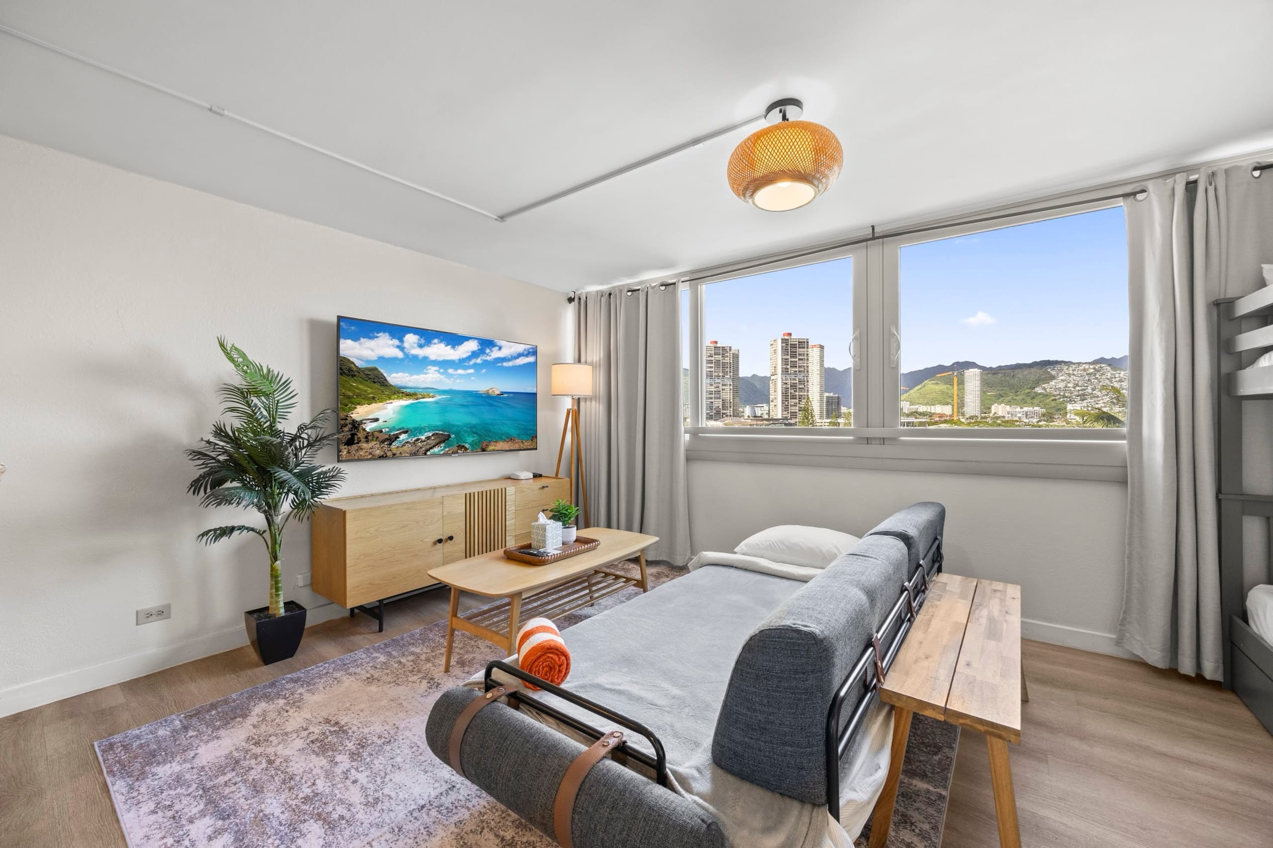 Condo in Honolulu · ★4.83 · 1 bedroom · 4 beds · 1 private bath - Image 19