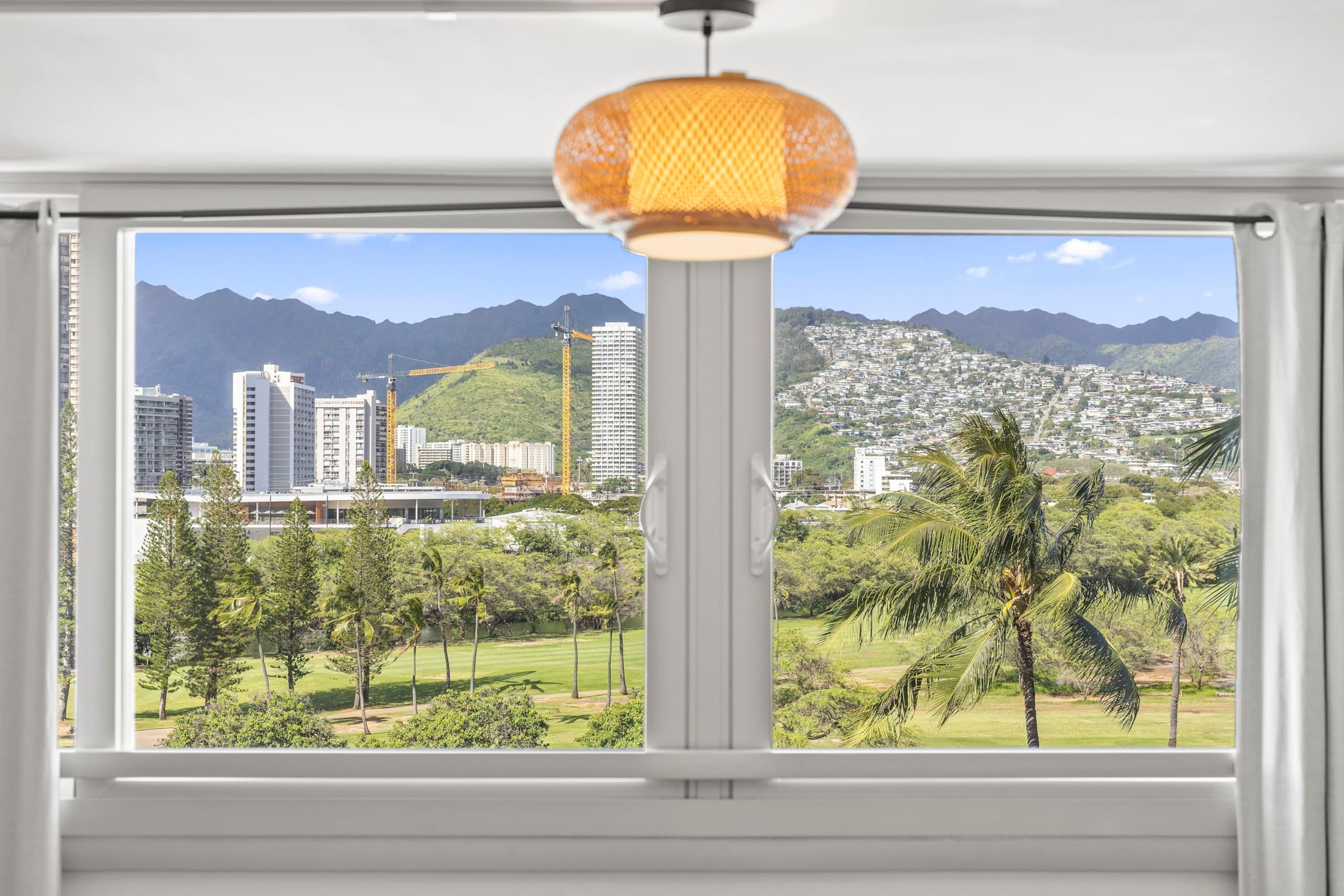 Condo in Honolulu · ★4.83 · 1 bedroom · 4 beds · 1 private bath - Image 18