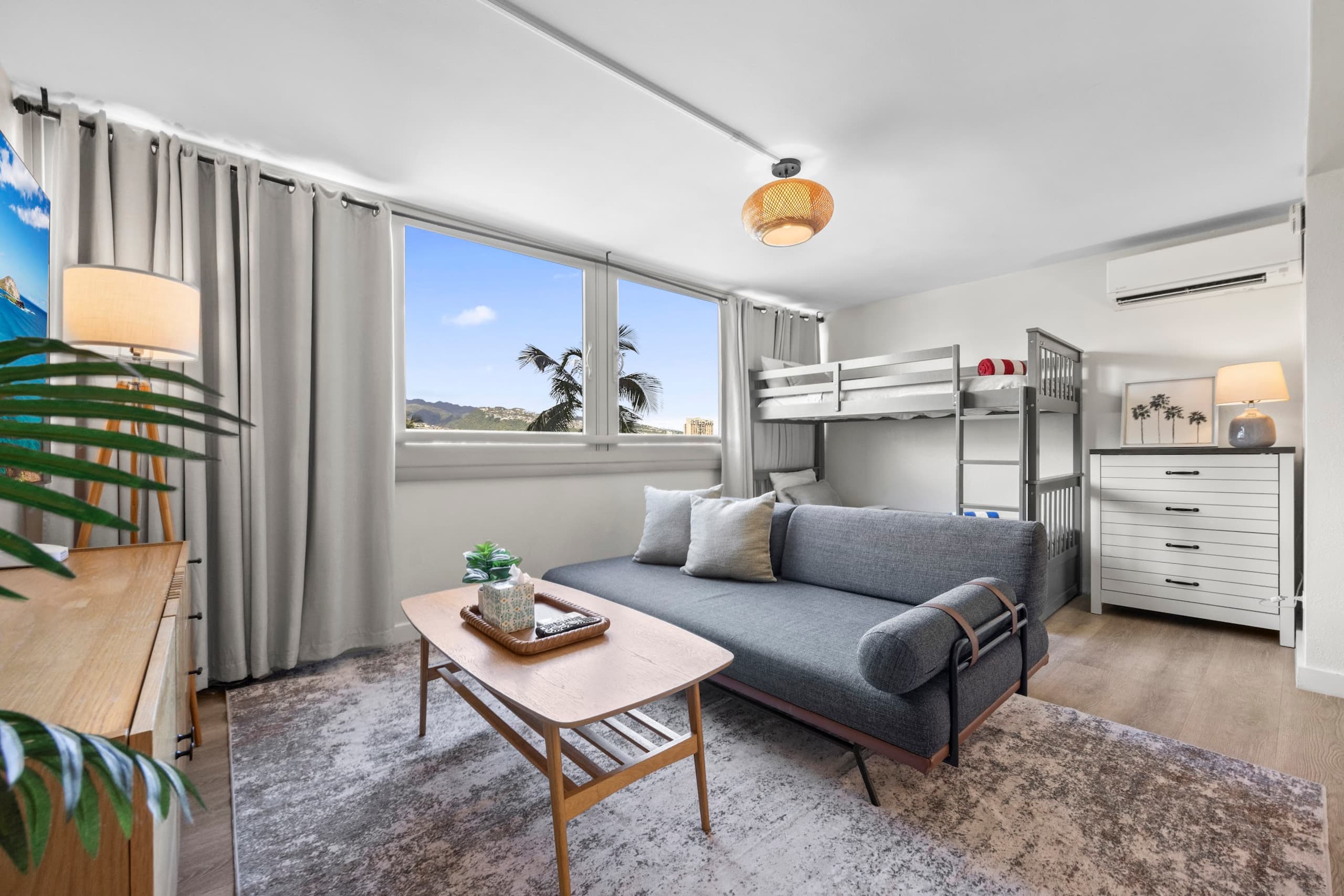 Condo in Honolulu · ★4.83 · 1 bedroom · 4 beds · 1 private bath - Image 4