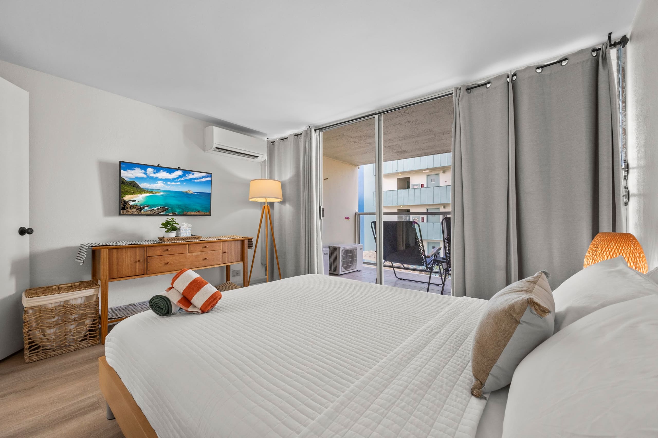 Condo in Honolulu · ★4.83 · 1 bedroom · 4 beds · 1 private bath - Image 38
