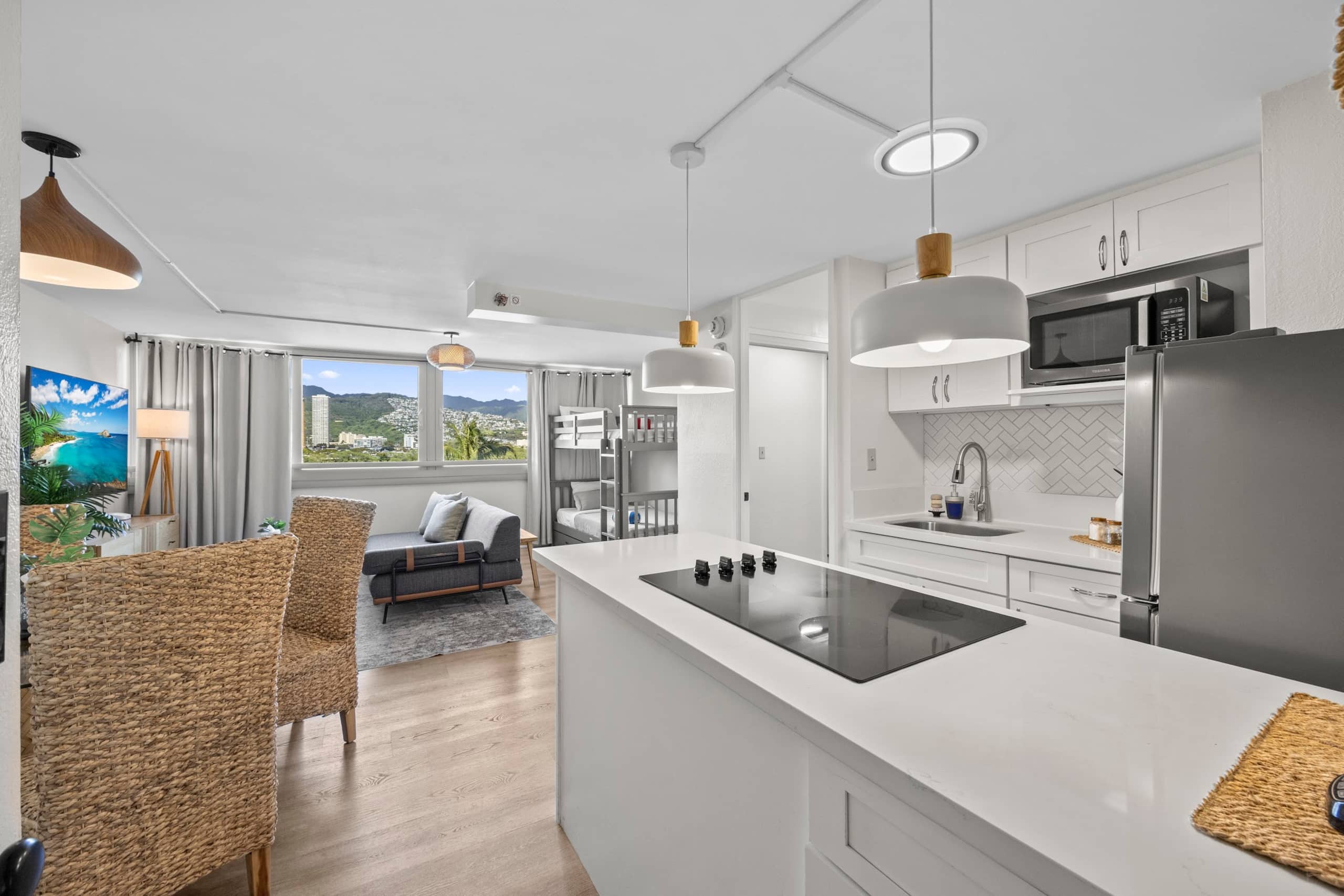 Condo in Honolulu · ★4.83 · 1 bedroom · 4 beds · 1 private bath - Image 3