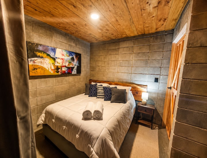 Cozy and Warm Main Bedroom with Queen Size Bed and 40" Smart TV.