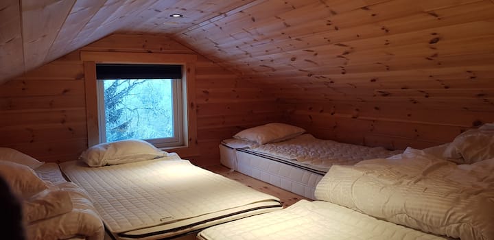 Roshani yenye nafasi kubwa yenye magodoro 4 mazuri kwenye sakafu ya mvinyo, yenye dirisha, taa za chini zinazoweza kupunguka na soketi.