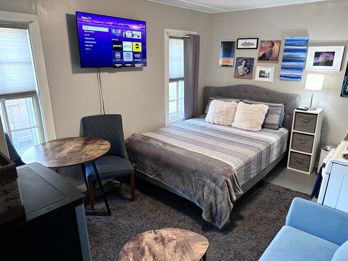 Top Airbnb: The Back House: Private Midtown Studio Guest House in Central Gardens,