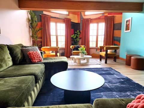 Fun Luxury Lodge Sleeping 24｜Hot Tub ｜Games ｜View
