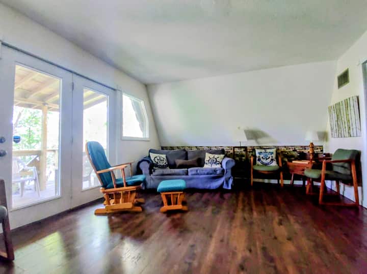 ห้องนั่งเล่นพร้อมเตียงนอนไอเกีย