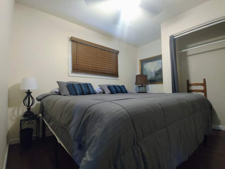 ห้องนอนชั้นหลักเตียงคิงไซส์