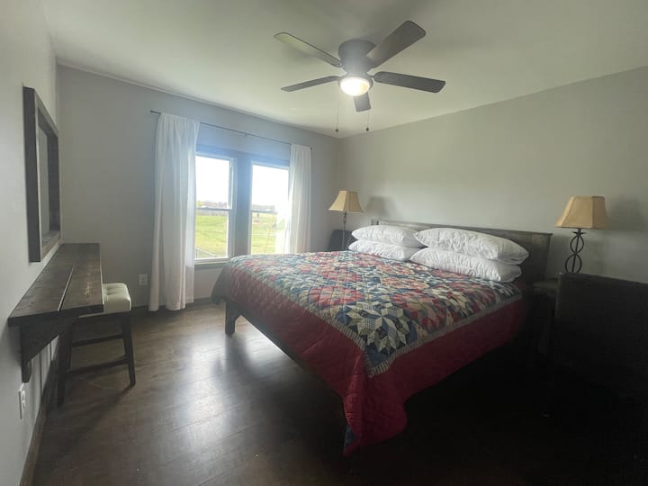 Hiki ni chumba cha kulala cha ukubwa wa mfalme. Kuna godoro lenye ukubwa wa pacha lililohifadhiwa chini ya kitanda hiki. Angalia picha nyingine kwa ajili ya mpangilio wa kitanda. Godoro hili linaweza kuhamishiwa sebuleni au vyumba vingine viwili vya kulala