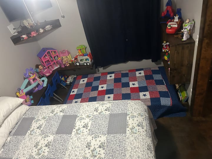 Godoro hili pacha linahifadhiwa chini ya kitanda cha mfalme. Kuna godoro la mtoto lililohifadhiwa chini ya kitanda hiki. Chumba hiki kina televisheni na midoli na mafumbo mengi yenye viti 3 vidogo. Chumba hiki kina mapazia ya kuweka giza kwenye chumba. 