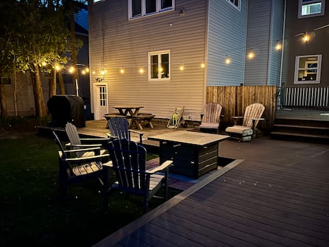 Sleeps 24/Walk to Town/1 Mile to Beach/Pinball!