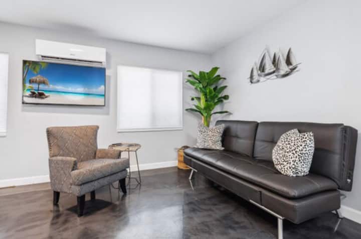 Spacious Studio Dtwn Srq Centrally Located - Sarasota, FL