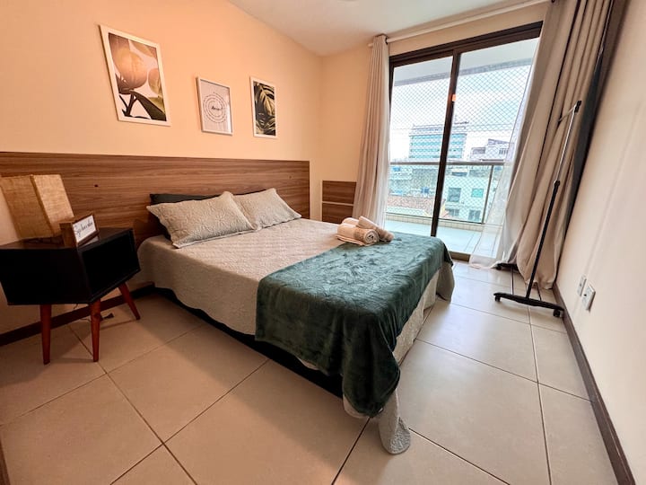 Dhomë gjumi me krevat dopio standard, ajër të kondicionuar, ventilator tavani, raft rrobash për të ndihmuar me valixhet. Perde e errët.